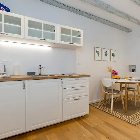 Cozy Montalbano By Irundo ロヴィニ